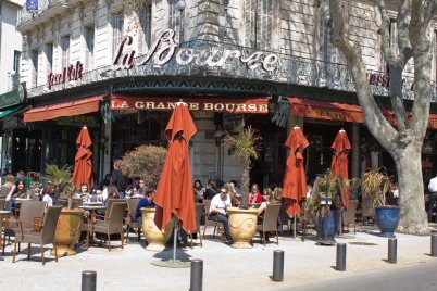 Brasseries typically have a larger menu than cafés. They still feature traditional dishes and serve food all day.